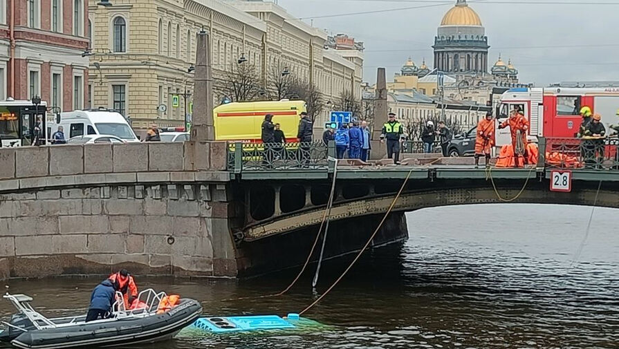 В Петербурге автобус с 20 пассажирами упал в реку