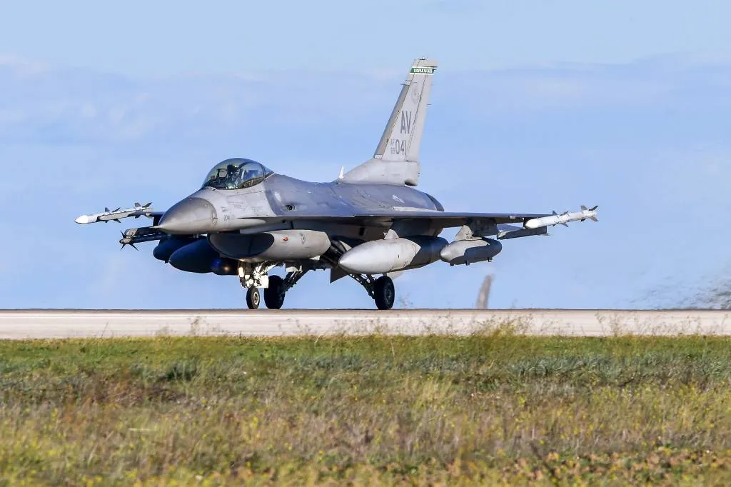 Франция подстроит свои авиабомбы под истребители F-16 для Украины